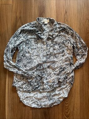 Lightweight softBlack & White Patterned Button-Up Shirt